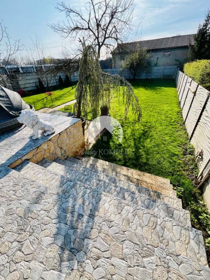 Reality KOMPLEX s.r.o. Vám ponúka nadštandarný rodinný dom v meste Veľký Meder, ktorý spája štýl, pohodlie a luxus do jedného výnimočného celku.