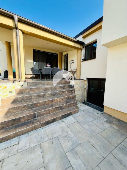 Reality KOMPLEX s.r.o. Vám ponúka nadštandarný rodinný dom v meste Veľký Meder, ktorý spája štýl, pohodlie a luxus do jedného výnimočného celku.