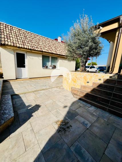 Reality KOMPLEX s.r.o. Vám ponúka nadštandarný rodinný dom v meste Veľký Meder, ktorý spája štýl, pohodlie a luxus do jedného výnimočného celku.