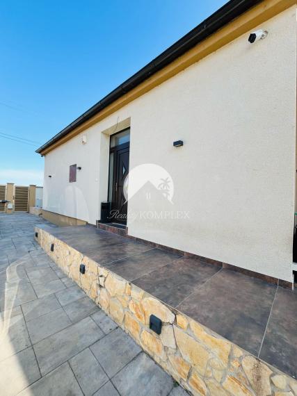 Reality KOMPLEX s.r.o. Vám ponúka nadštandarný rodinný dom v meste Veľký Meder, ktorý spája štýl, pohodlie a luxus do jedného výnimočného celku.