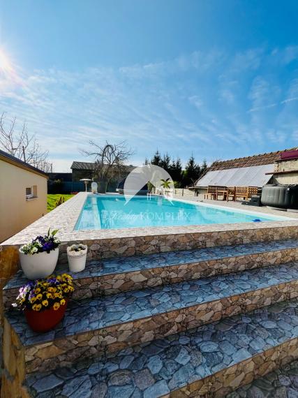 Reality KOMPLEX s.r.o. Vám ponúka nadštandarný rodinný dom v meste Veľký Meder, ktorý spája štýl, pohodlie a luxus do jedného výnimočného celku.