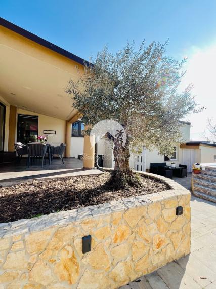 Reality KOMPLEX s.r.o. Vám ponúka nadštandarný rodinný dom v meste Veľký Meder, ktorý spája štýl, pohodlie a luxus do jedného výnimočného celku.