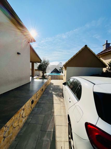 Reality KOMPLEX s.r.o. Vám ponúka nadštandarný rodinný dom v meste Veľký Meder, ktorý spája štýl, pohodlie a luxus do jedného výnimočného celku.