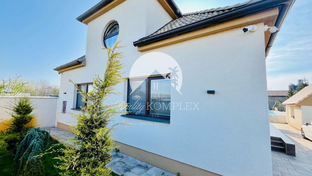 Reality KOMPLEX s.r.o. Vám ponúka nadštandarný rodinný dom v meste Veľký Meder, ktorý spája štýl, pohodlie a luxus do jedného výnimočného celku.