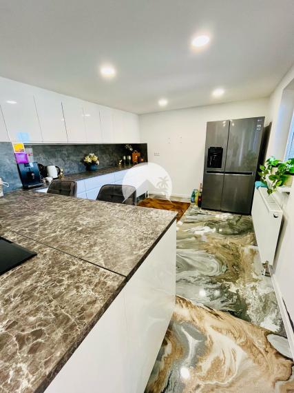 Reality KOMPLEX s.r.o. Vám ponúka nadštandarný rodinný dom v meste Veľký Meder, ktorý spája štýl, pohodlie a luxus do jedného výnimočného celku.