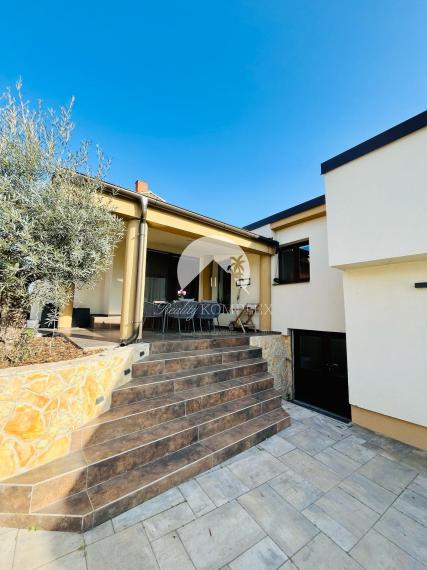 Reality KOMPLEX s.r.o. Vám ponúka nadštandarný rodinný dom v meste Veľký Meder, ktorý spája štýl, pohodlie a luxus do jedného výnimočného celku.