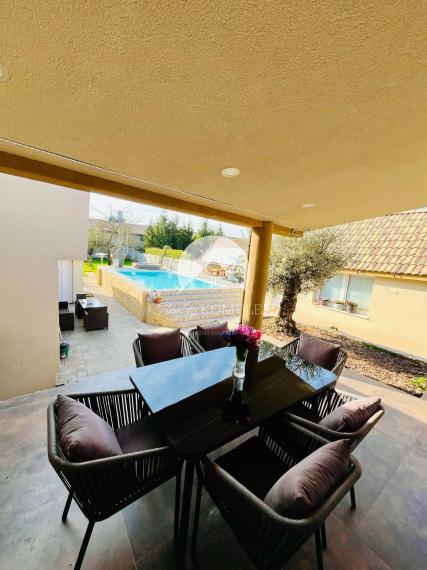 Reality KOMPLEX s.r.o. Vám ponúka nadštandarný rodinný dom v meste Veľký Meder, ktorý spája štýl, pohodlie a luxus do jedného výnimočného celku.