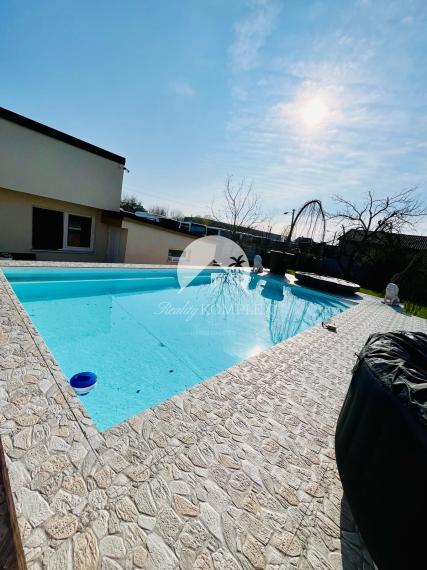 Reality KOMPLEX s.r.o. Vám ponúka nadštandarný rodinný dom v meste Veľký Meder, ktorý spája štýl, pohodlie a luxus do jedného výnimočného celku.