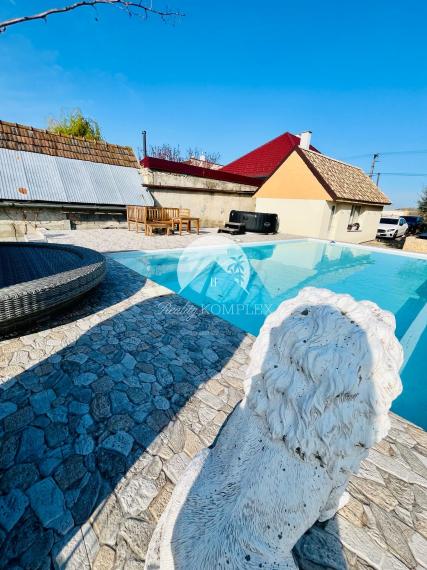 Reality KOMPLEX s.r.o. Vám ponúka nadštandarný rodinný dom v meste Veľký Meder, ktorý spája štýl, pohodlie a luxus do jedného výnimočného celku.