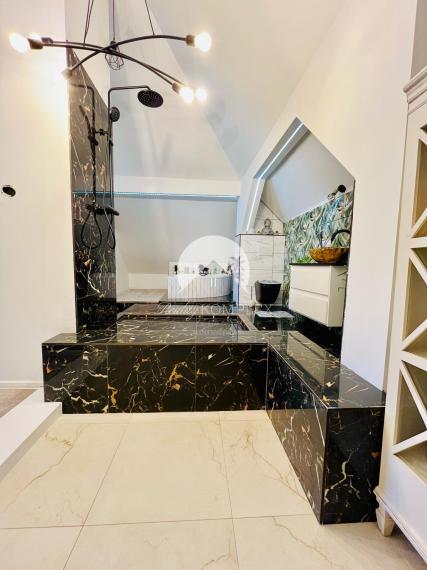 Reality KOMPLEX s.r.o. Vám ponúka nadštandarný rodinný dom v meste Veľký Meder, ktorý spája štýl, pohodlie a luxus do jedného výnimočného celku.