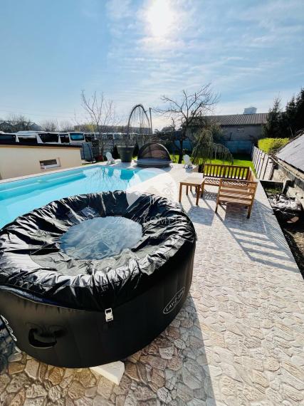 Reality KOMPLEX s.r.o. Vám ponúka nadštandarný rodinný dom v meste Veľký Meder, ktorý spája štýl, pohodlie a luxus do jedného výnimočného celku.