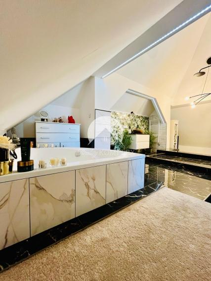 Reality KOMPLEX s.r.o. Vám ponúka nadštandarný rodinný dom v meste Veľký Meder, ktorý spája štýl, pohodlie a luxus do jedného výnimočného celku.