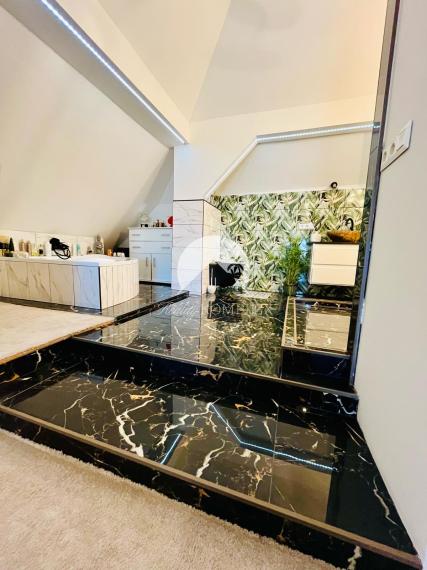 Reality KOMPLEX s.r.o. Vám ponúka nadštandarný rodinný dom v meste Veľký Meder, ktorý spája štýl, pohodlie a luxus do jedného výnimočného celku.