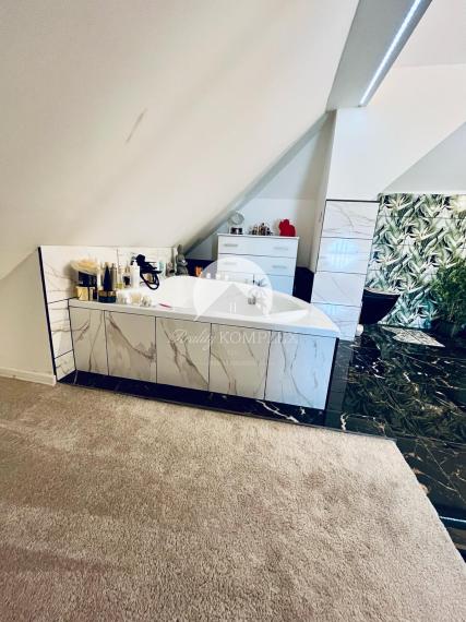 Reality KOMPLEX s.r.o. Vám ponúka nadštandarný rodinný dom v meste Veľký Meder, ktorý spája štýl, pohodlie a luxus do jedného výnimočného celku.