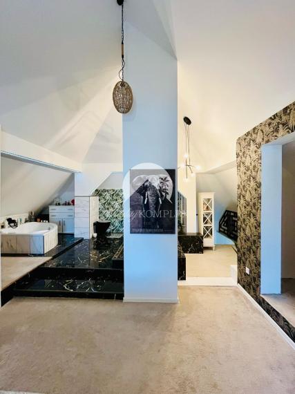 Reality KOMPLEX s.r.o. Vám ponúka nadštandarný rodinný dom v meste Veľký Meder, ktorý spája štýl, pohodlie a luxus do jedného výnimočného celku.