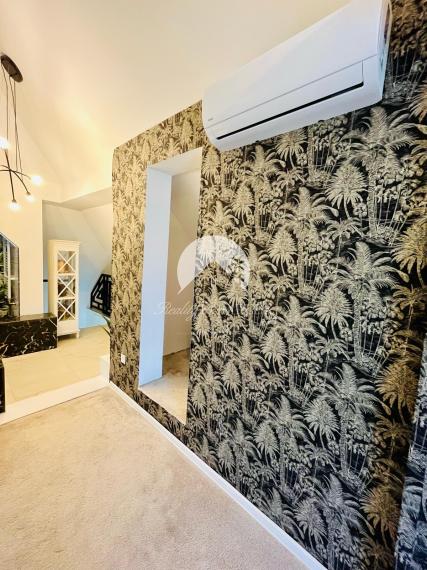 Reality KOMPLEX s.r.o. Vám ponúka nadštandarný rodinný dom v meste Veľký Meder, ktorý spája štýl, pohodlie a luxus do jedného výnimočného celku.