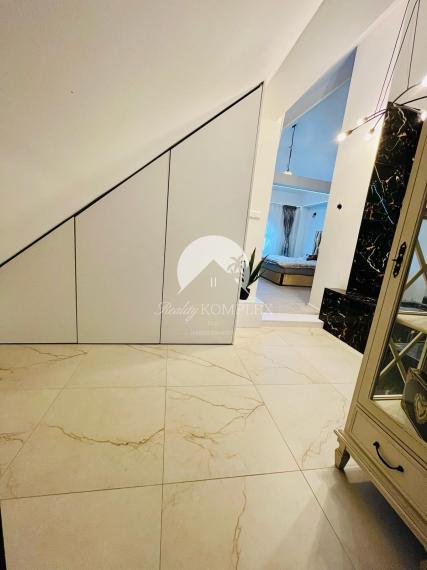 Reality KOMPLEX s.r.o. Vám ponúka nadštandarný rodinný dom v meste Veľký Meder, ktorý spája štýl, pohodlie a luxus do jedného výnimočného celku.