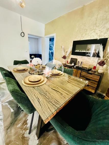 Reality KOMPLEX s.r.o. Vám ponúka nadštandarný rodinný dom v meste Veľký Meder, ktorý spája štýl, pohodlie a luxus do jedného výnimočného celku.