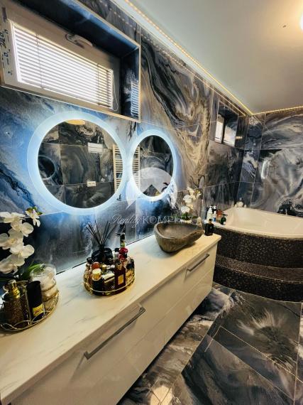 Reality KOMPLEX s.r.o. Vám ponúka nadštandarný rodinný dom v meste Veľký Meder, ktorý spája štýl, pohodlie a luxus do jedného výnimočného celku.