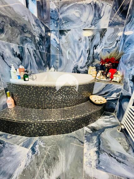 Reality KOMPLEX s.r.o. Vám ponúka nadštandarný rodinný dom v meste Veľký Meder, ktorý spája štýl, pohodlie a luxus do jedného výnimočného celku.