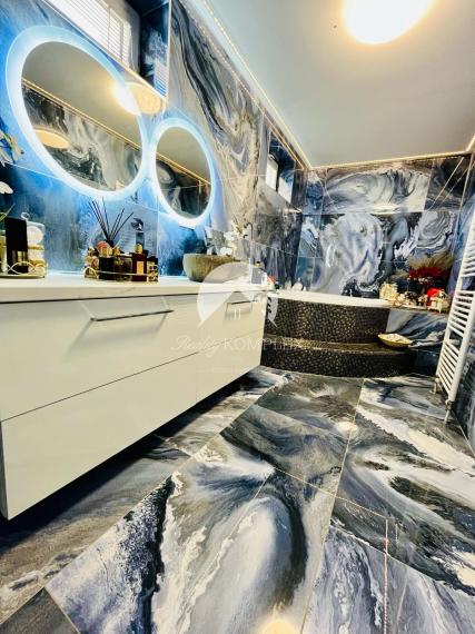 Reality KOMPLEX s.r.o. Vám ponúka nadštandarný rodinný dom v meste Veľký Meder, ktorý spája štýl, pohodlie a luxus do jedného výnimočného celku.