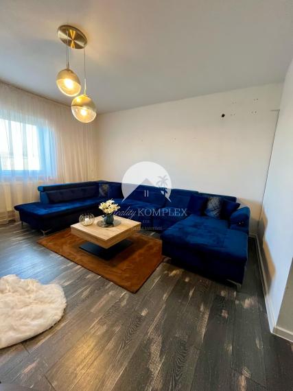 Reality KOMPLEX s.r.o. Vám ponúka nadštandarný rodinný dom v meste Veľký Meder, ktorý spája štýl, pohodlie a luxus do jedného výnimočného celku.