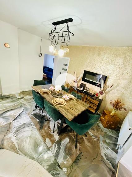 Reality KOMPLEX s.r.o. Vám ponúka nadštandarný rodinný dom v meste Veľký Meder, ktorý spája štýl, pohodlie a luxus do jedného výnimočného celku.