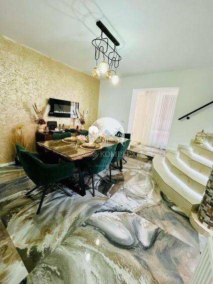 Reality KOMPLEX s.r.o. Vám ponúka nadštandarný rodinný dom v meste Veľký Meder, ktorý spája štýl, pohodlie a luxus do jedného výnimočného celku.