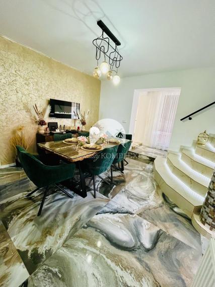 Reality KOMPLEX s.r.o. Vám ponúka nadštandarný rodinný dom v meste Veľký Meder, ktorý spája štýl, pohodlie a luxus do jedného výnimočného celku.