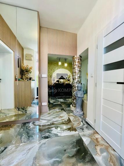 Reality KOMPLEX s.r.o. Vám ponúka nadštandarný rodinný dom v meste Veľký Meder, ktorý spája štýl, pohodlie a luxus do jedného výnimočného celku.