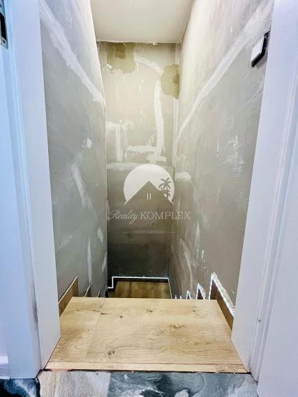 Reality KOMPLEX s.r.o. Vám ponúka nadštandarný rodinný dom v meste Veľký Meder, ktorý spája štýl, pohodlie a luxus do jedného výnimočného celku.