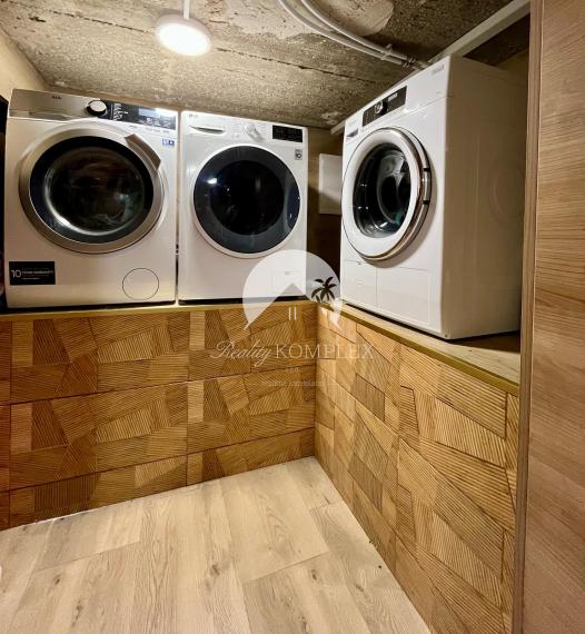 Reality KOMPLEX s.r.o. Vám ponúka nadštandarný rodinný dom v meste Veľký Meder, ktorý spája štýl, pohodlie a luxus do jedného výnimočného celku.