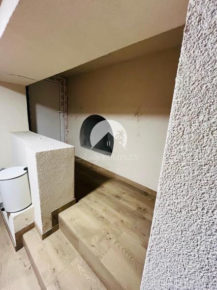 Reality KOMPLEX s.r.o. Vám ponúka nadštandarný rodinný dom v meste Veľký Meder, ktorý spája štýl, pohodlie a luxus do jedného výnimočného celku.