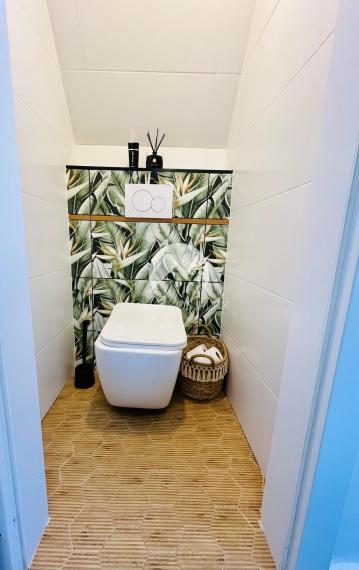 Reality KOMPLEX s.r.o. Vám ponúka nadštandarný rodinný dom v meste Veľký Meder, ktorý spája štýl, pohodlie a luxus do jedného výnimočného celku.