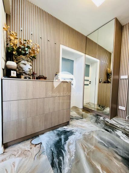 Reality KOMPLEX s.r.o. Vám ponúka nadštandarný rodinný dom v meste Veľký Meder, ktorý spája štýl, pohodlie a luxus do jedného výnimočného celku.