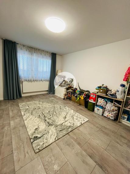 Reality KOMPLEX s.r.o. Vám ponúka nadštandarný rodinný dom v meste Veľký Meder, ktorý spája štýl, pohodlie a luxus do jedného výnimočného celku.