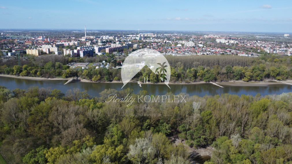 Reality KOMPLEX s.r.o., Vám ponúka na PREDAJ veľký pozemok v Komárne pri Váhu