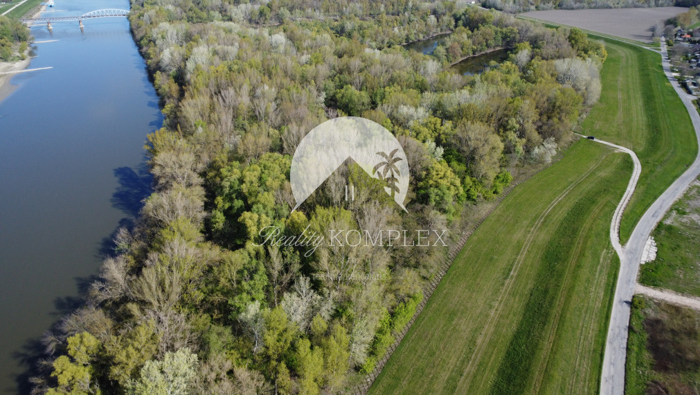 Reality KOMPLEX s.r.o., Vám ponúka na PREDAJ veľký pozemok v Komárne pri Váhu