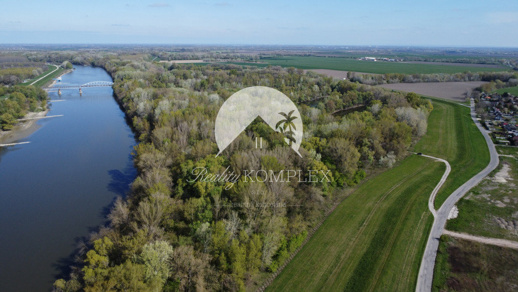 Reality KOMPLEX s.r.o., Vám ponúka na PREDAJ veľký pozemok v Komárne pri Váhu