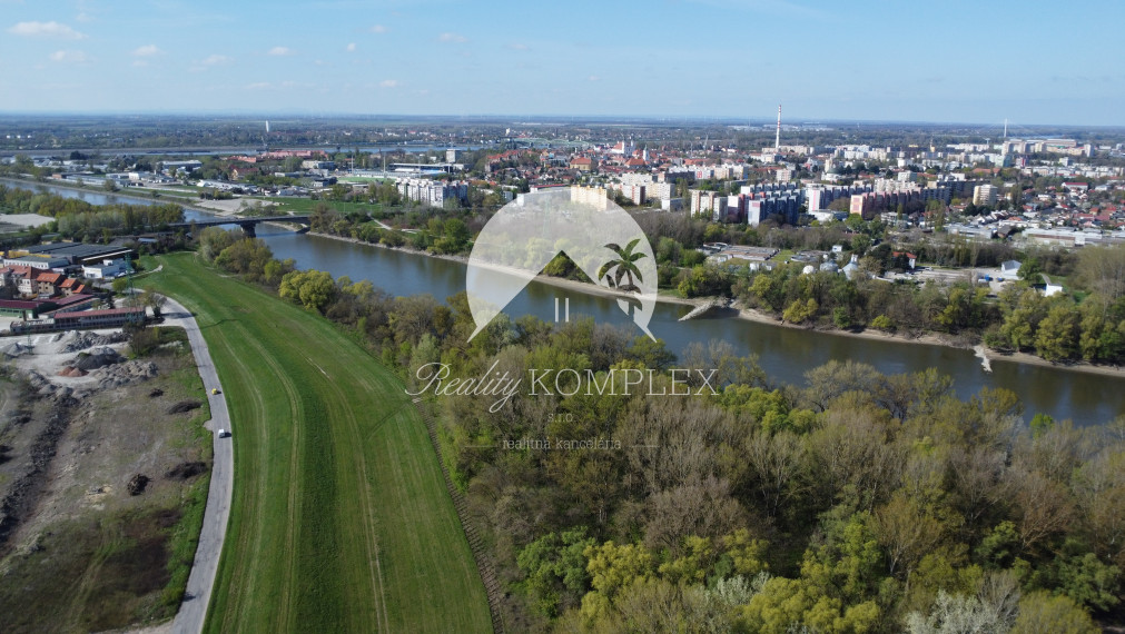 Reality KOMPLEX s.r.o., Vám ponúka na PREDAJ veľký pozemok v Komárne pri Váhu