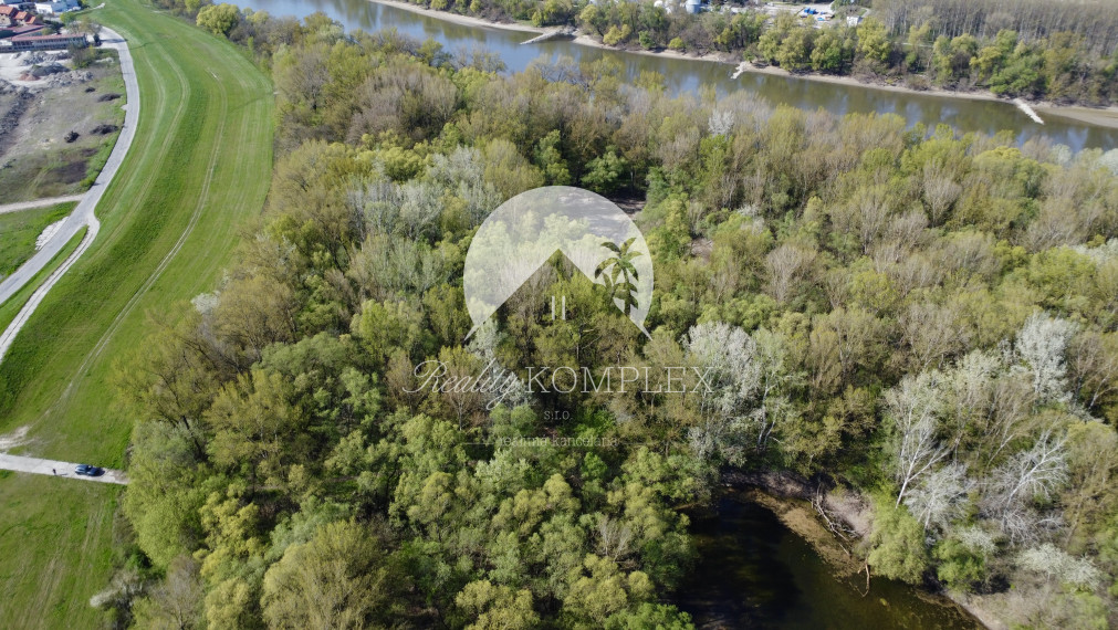 Reality KOMPLEX s.r.o., Vám ponúka na PREDAJ veľký pozemok v Komárne pri Váhu