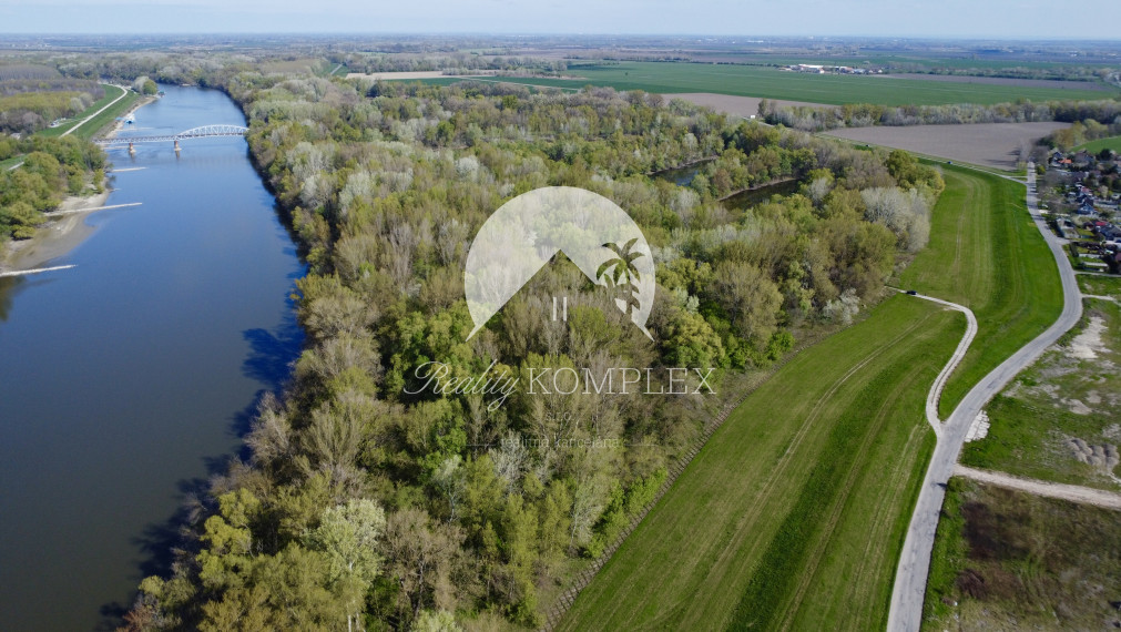 Reality KOMPLEX s.r.o., Vám ponúka na PREDAJ veľký pozemok v Komárne pri Váhu