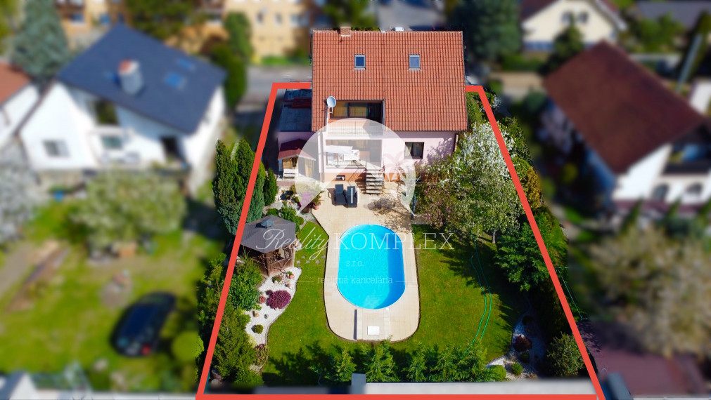 Reality KOMPLEX s.r.o. Vám ponúka na PREDAJ -EXKLUZÍVNE- tehlový rodinný dom v obci Komárno na leteckom poli