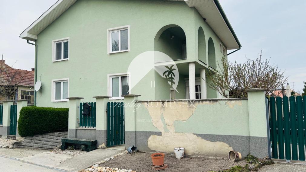 Reality KOMPLEX s.r.o. vám ponúka na predaj veľmi pekný, 6-izbový poschodový rodinný dom v obci Kľúčovec