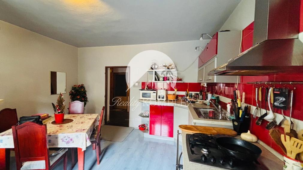 Reality KOMPLEX s.r.o. vám ponúka na predaj veľmi pekný, 6-izbový poschodový rodinný dom v obci Kľúčovec