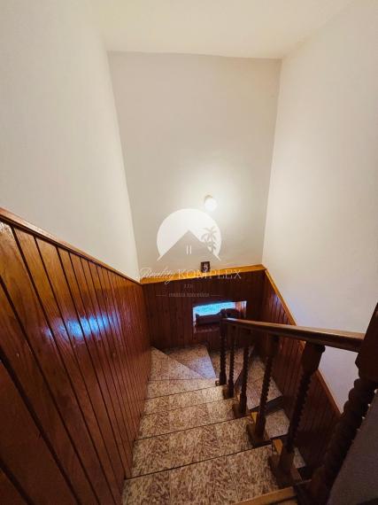 Reality KOMPLEX s.r.o. vám ponúka na predaj veľmi pekný, 6-izbový poschodový rodinný dom v obci Kľúčovec