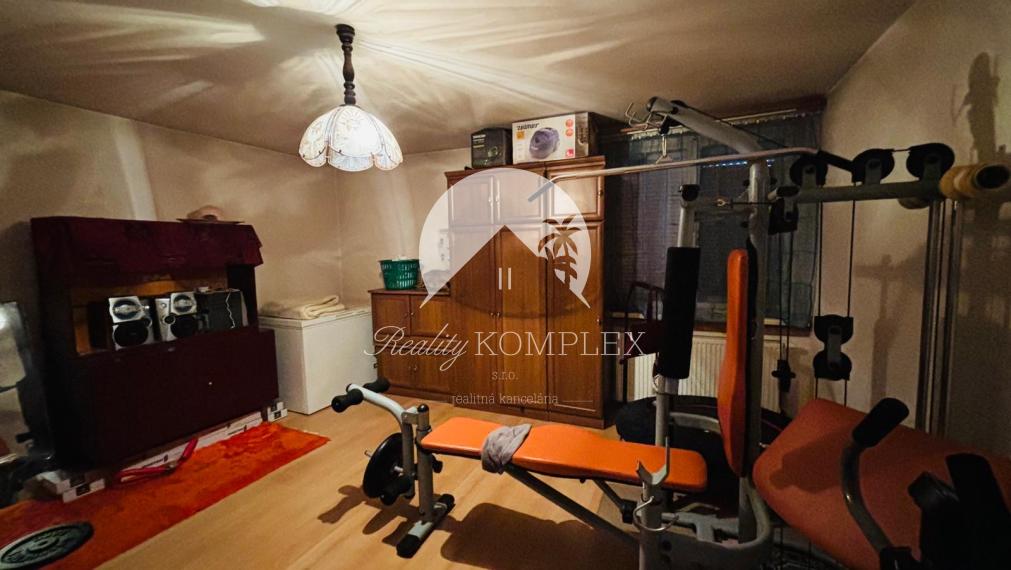 Reality KOMPLEX s.r.o. vám ponúka na predaj veľmi pekný, 6-izbový poschodový rodinný dom v obci Kľúčovec