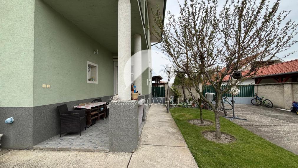 Reality KOMPLEX s.r.o. vám ponúka na predaj veľmi pekný, 6-izbový poschodový rodinný dom v obci Kľúčovec