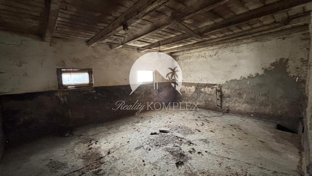 Reality KOMPLEX s.r.o. vám ponúka na predaj veľmi pekný, 6-izbový poschodový rodinný dom v obci Kľúčovec