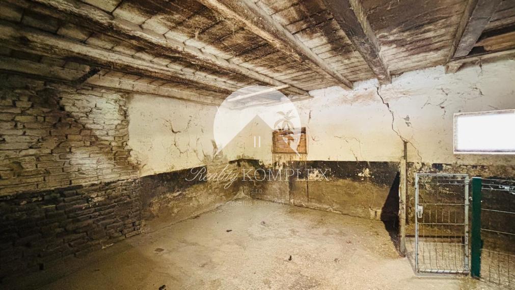 Reality KOMPLEX s.r.o. vám ponúka na predaj veľmi pekný, 6-izbový poschodový rodinný dom v obci Kľúčovec